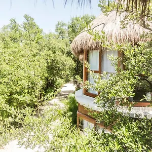 Mamasan Treehouses & Hotel